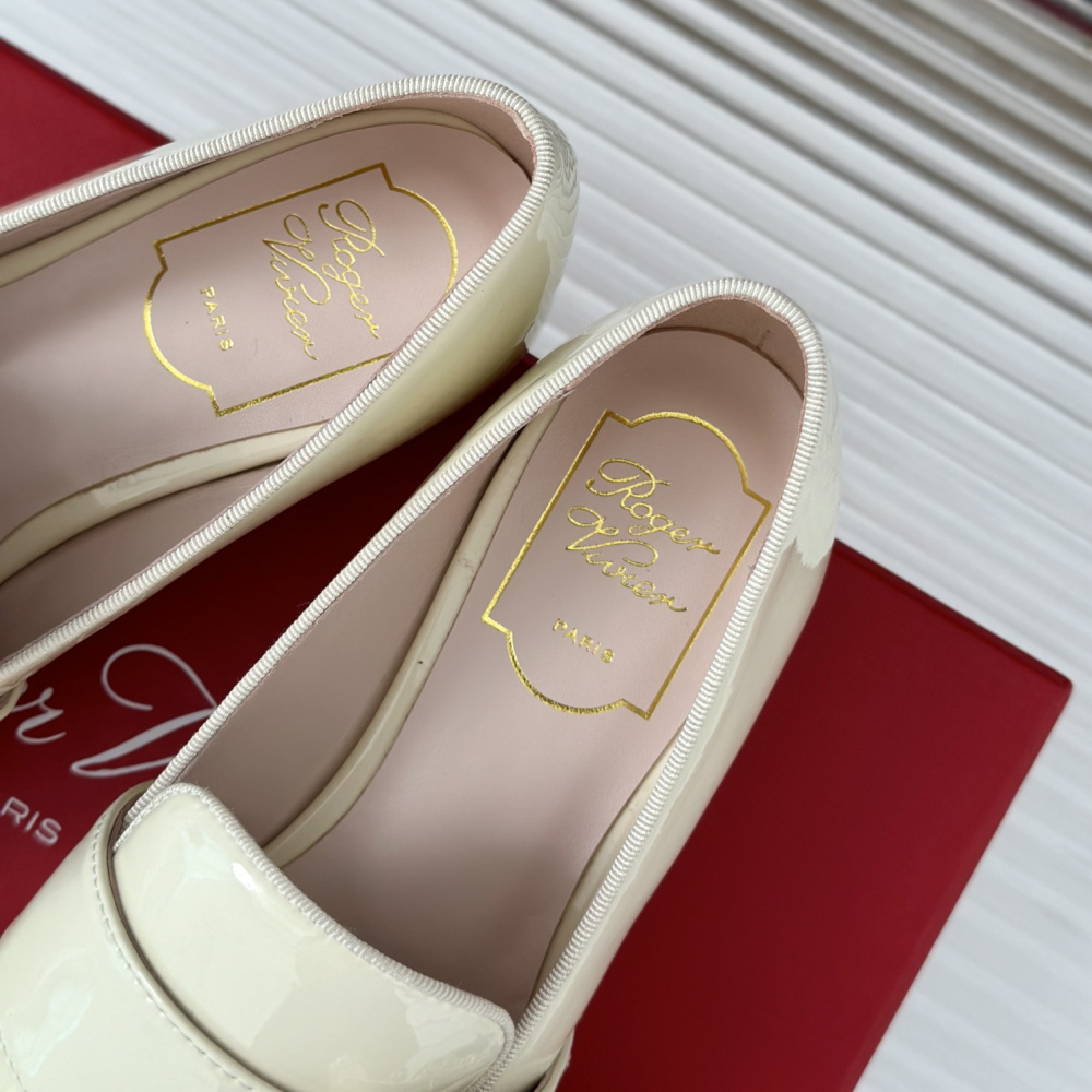 高仿RogerVivier*RVW6344鑽扣樂福鞋漆皮白色免檢版