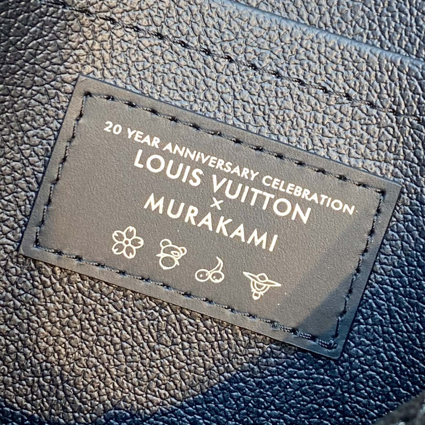 高仿LV*M13746Murakami Takashi聯名款黑三彩手拿包免檢版