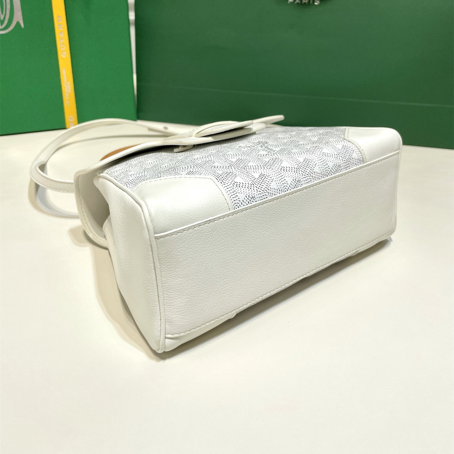 高仿Goyard*SAIGONL櫸木手柄單肩包白色免檢版
