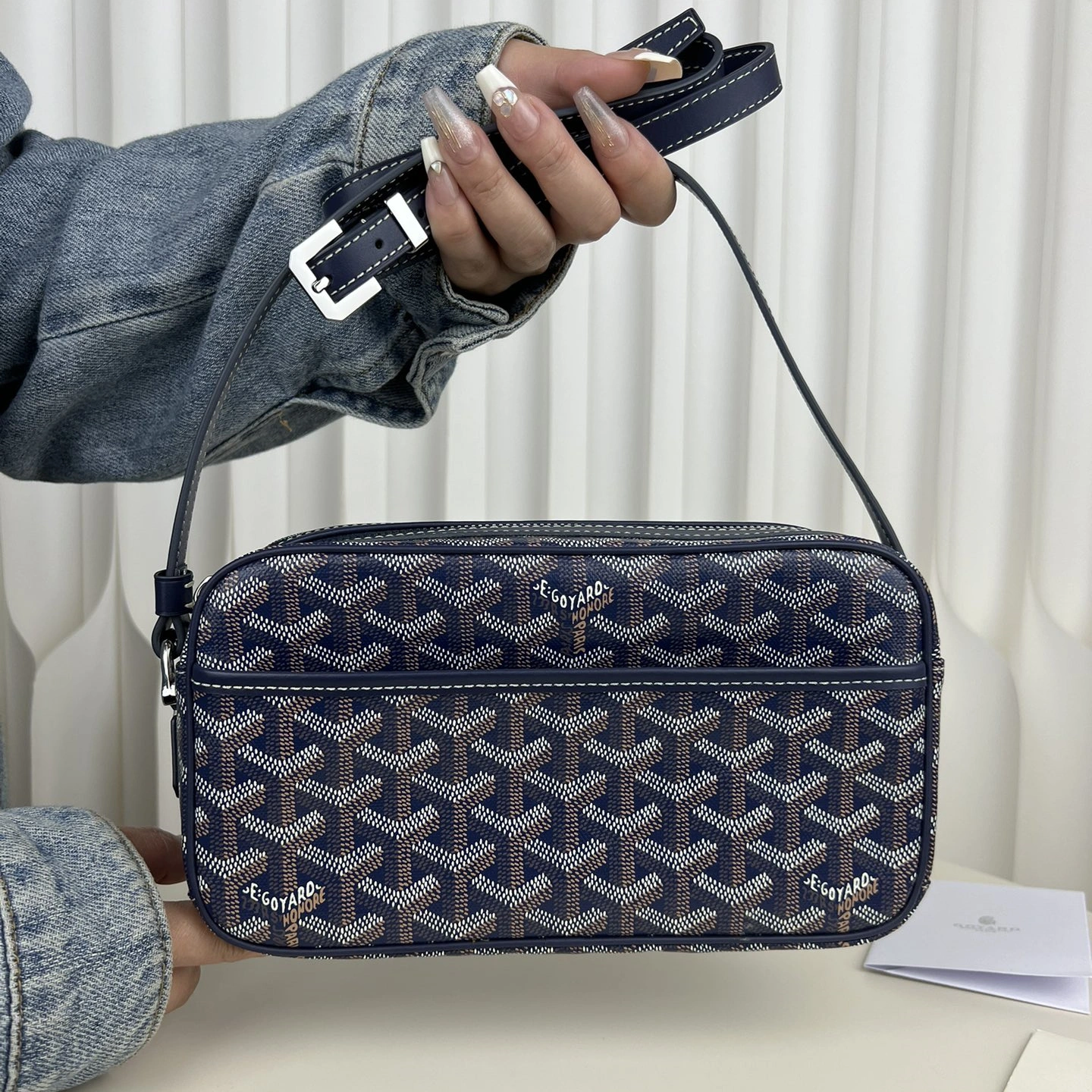 Goyard CAPVEP7 相機郵差包 側面與手柄細節