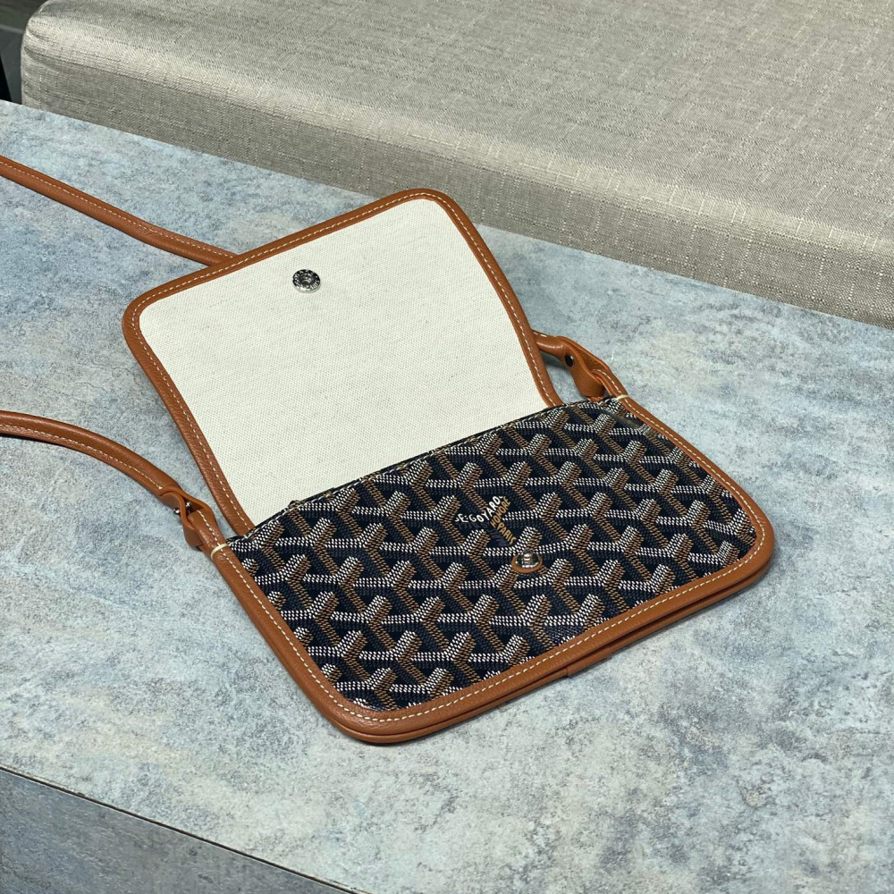 高仿Goyard*PLUMET3小巧信封袋棕色免檢版