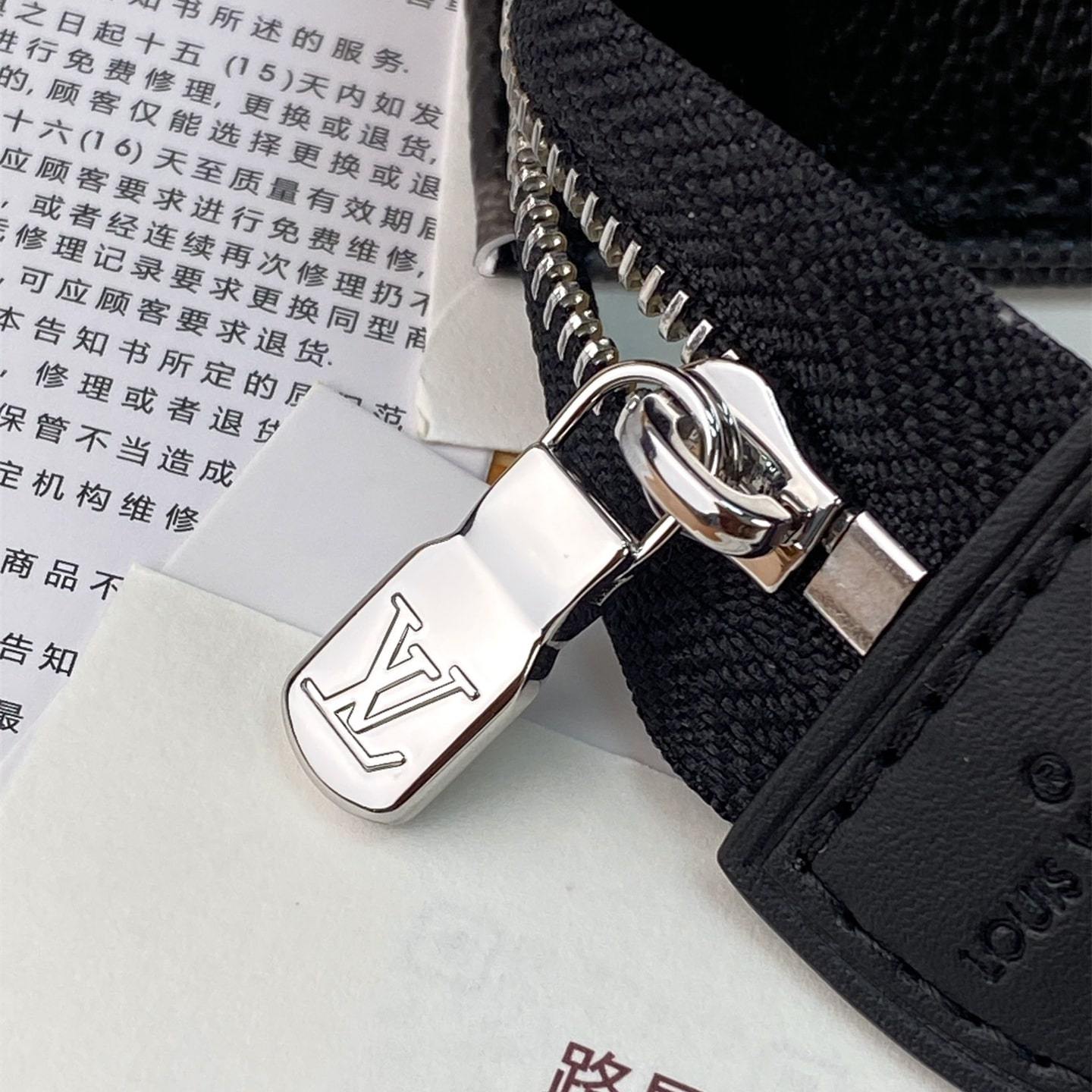 高仿LV*Triomongram系列P01957三合一手拿包組合裝黑花免檢版