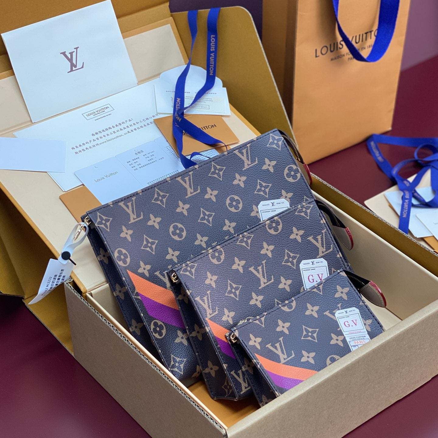 高仿LV*Triomongram系列P01952三合一手拿包組合裝免檢版