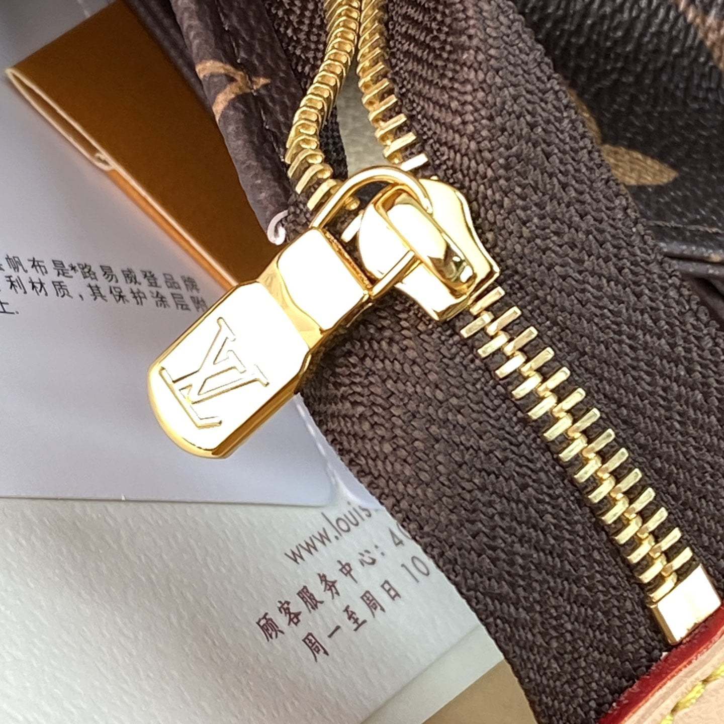 高仿LV*Triomongram系列P01952三合一手拿包組合裝免檢版
