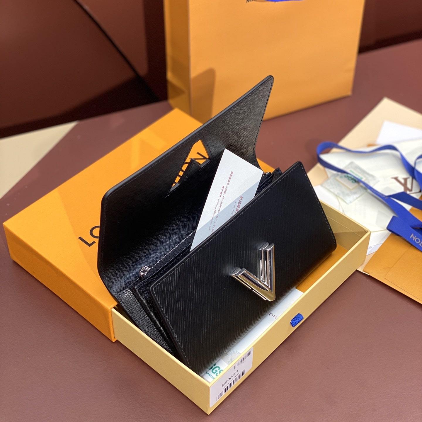 高仿LV*Twist系列M68309鎖扣開合長款錢夾黑色免檢版
