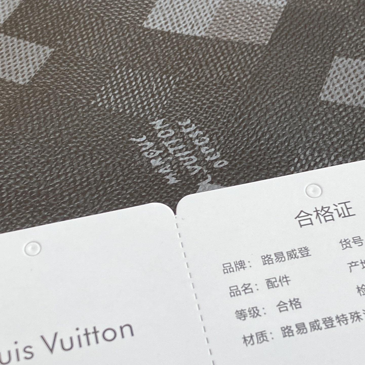 高仿LV*PochetteVoyageSouple系列M14926馬賽克手拿包免檢版