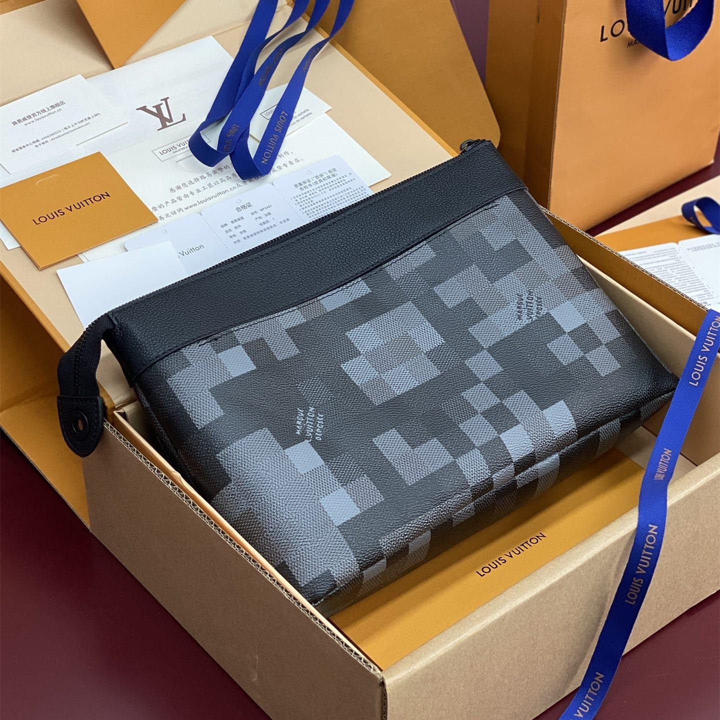 高仿LV*PochetteVoyageSouple系列M14926馬賽克手拿包免檢版