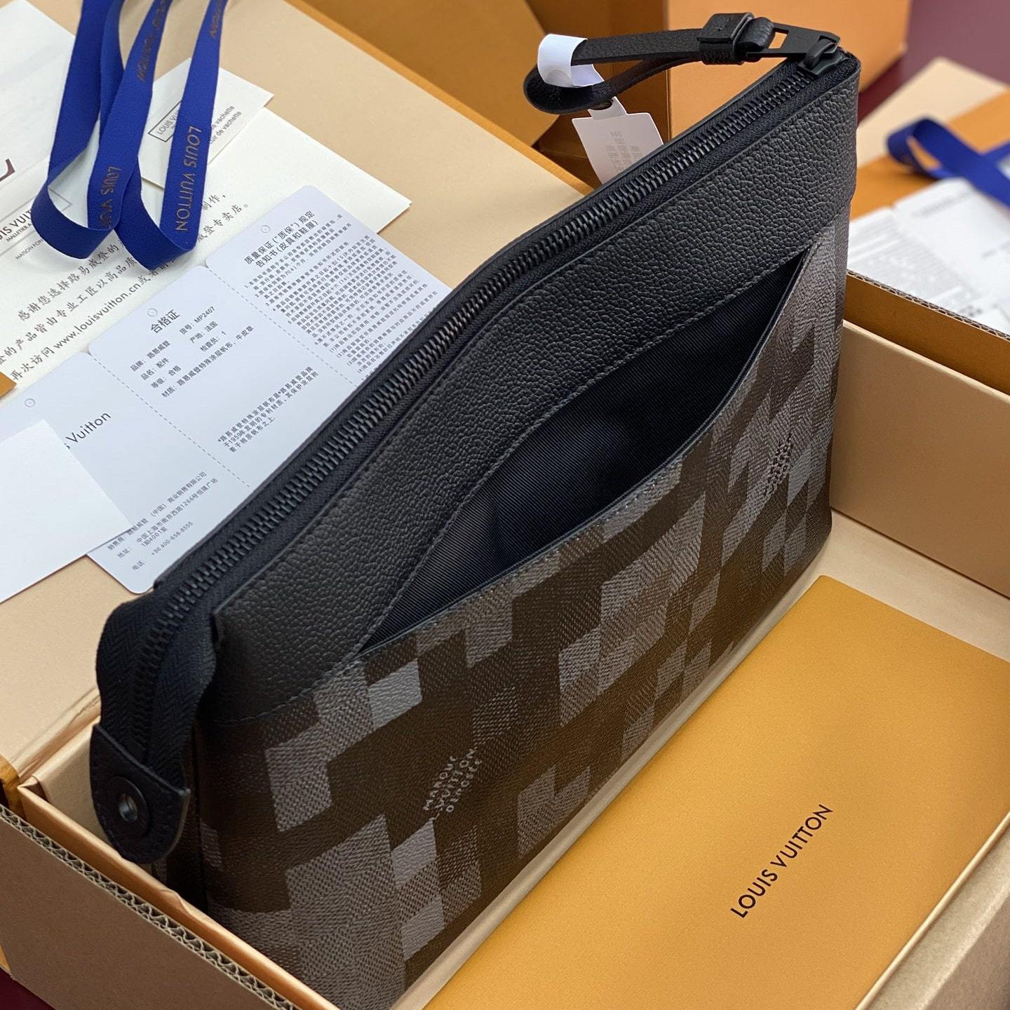 高仿LV*PochetteVoyageSouple系列M14926馬賽克手拿包免檢版