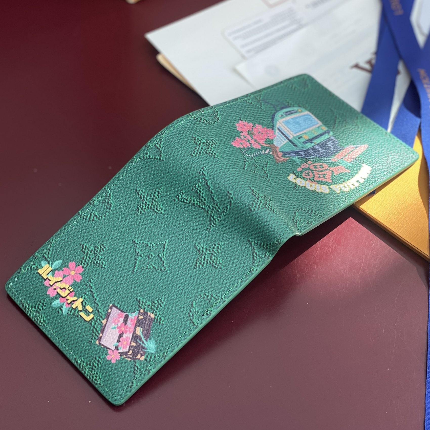 高仿LV聯名Nigo系列M25986火車圖案銀包短款綠色免檢版