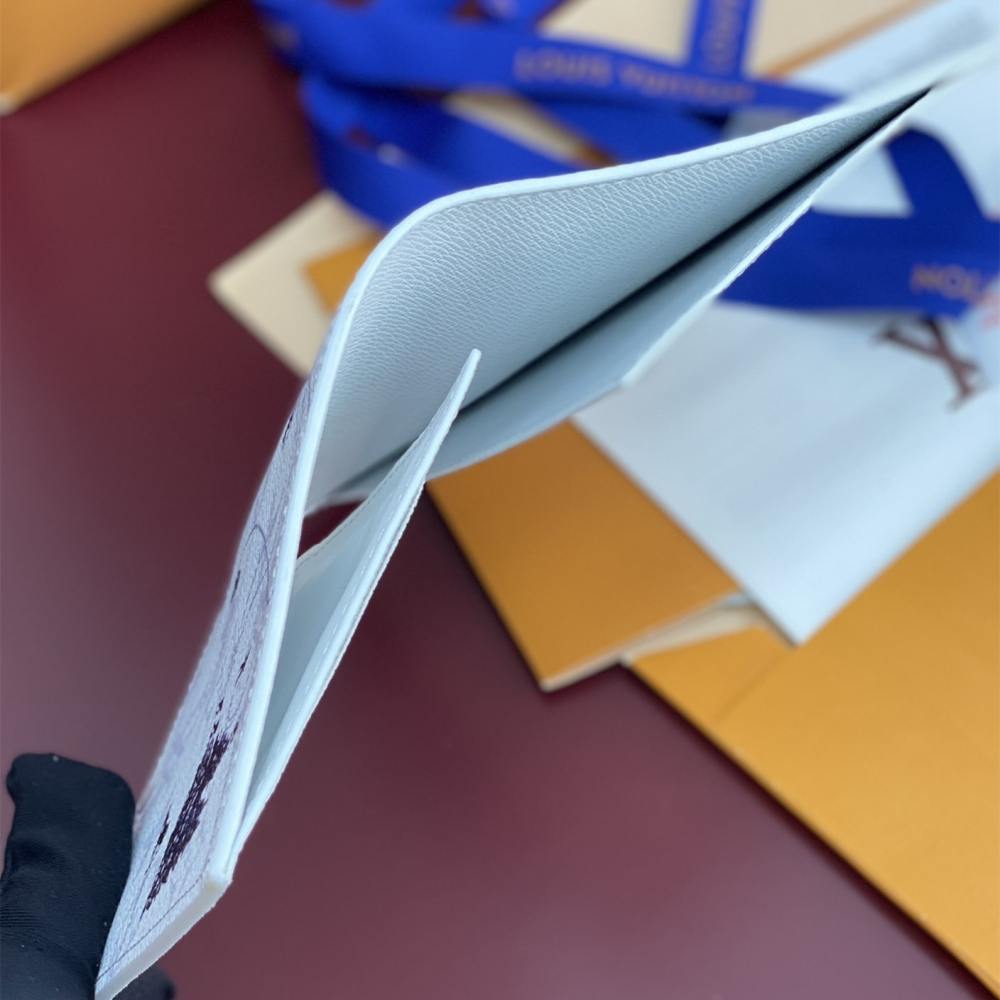 高仿LV父親節系列M14882滑雪圖案白色護照夾免檢版