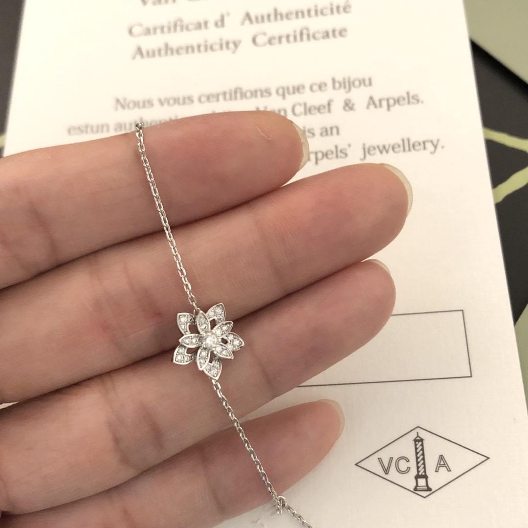 高仿首飾VanCleef&Arpels*RP0ZV00鑽花鏤空耳環