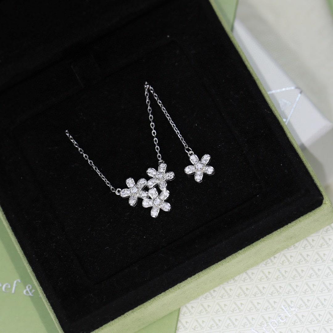 高仿首飾VanCleef&Arpels*RB14900三花鑲鑽吊墜頸鏈