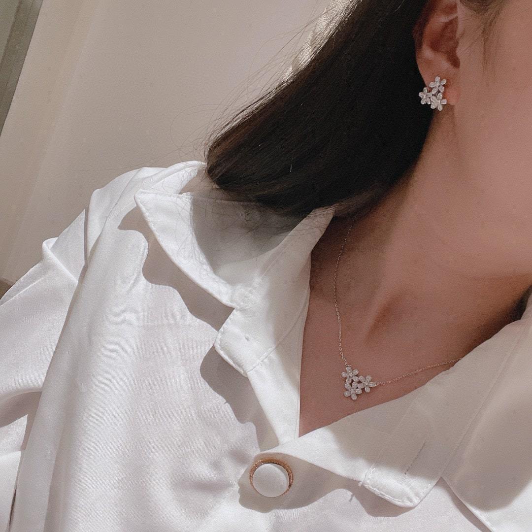 高仿首飾VanCleef&Arpels*RB14900三花鑲鑽吊墜頸鏈