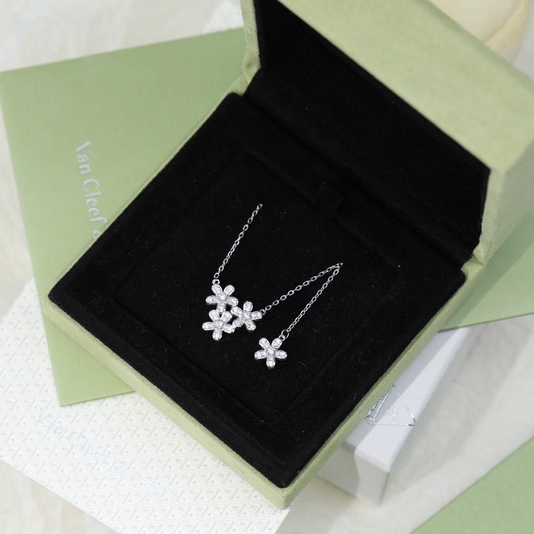 高仿首飾VanCleef&Arpels*RB14900三花鑲鑽吊墜頸鏈