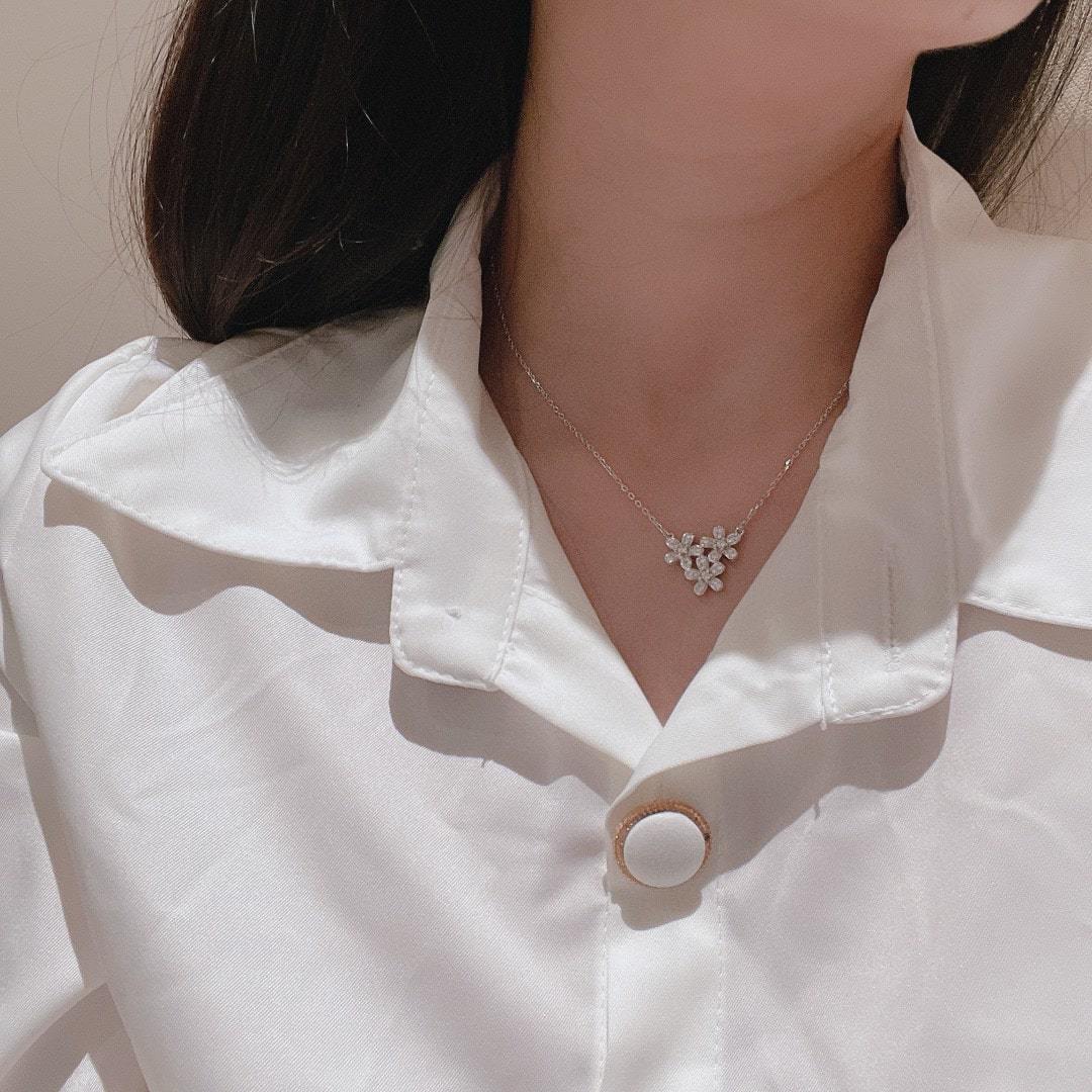 高仿首飾VanCleef&Arpels*RB14900三花鑲鑽吊墜頸鏈