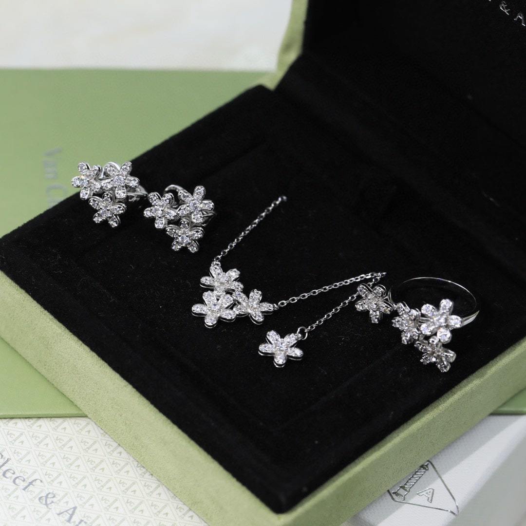 高仿首飾VanCleef&Arpels*RB14900三花鑲鑽吊墜頸鏈