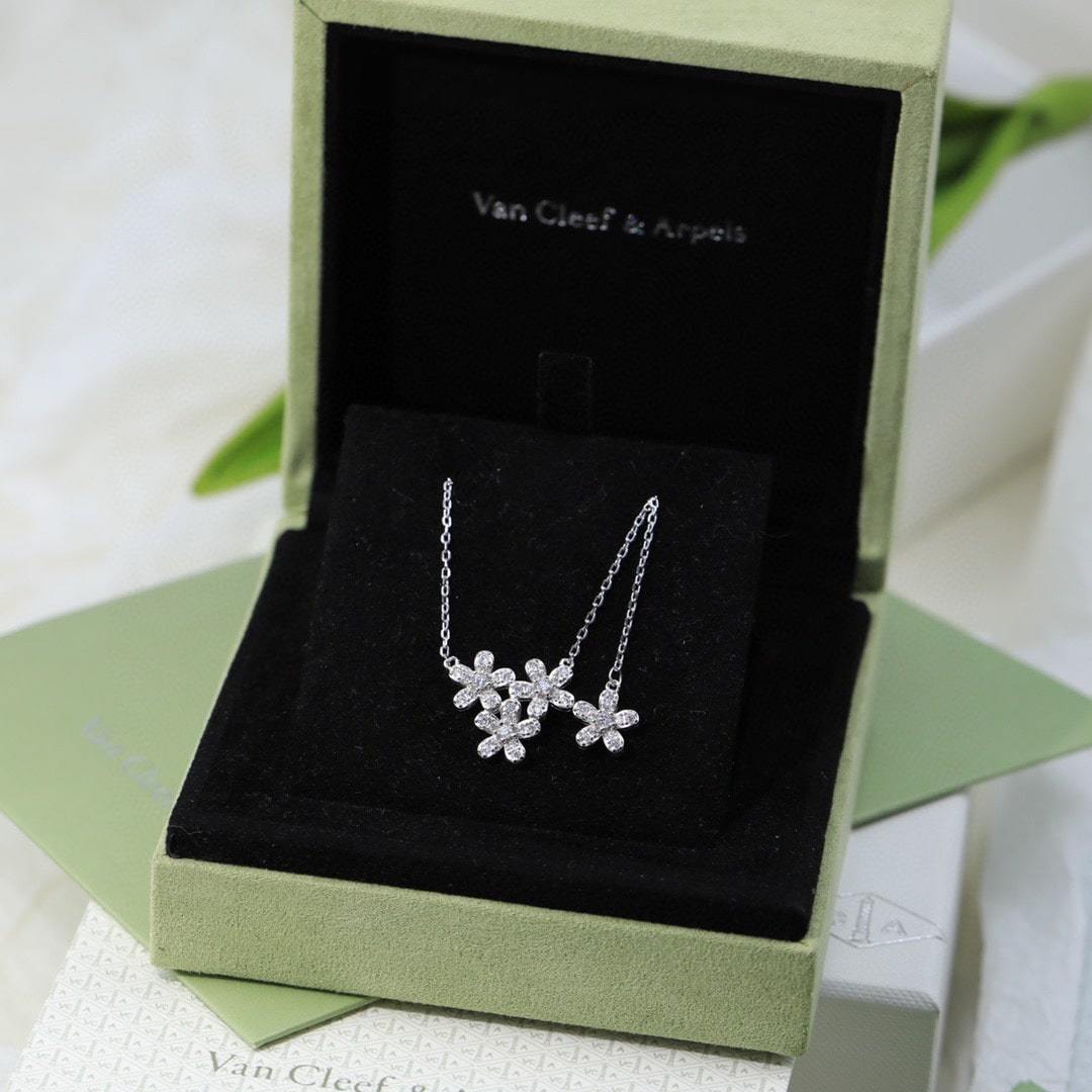 高仿首飾VanCleef&Arpels*RB14900三花鑲鑽吊墜頸鏈
