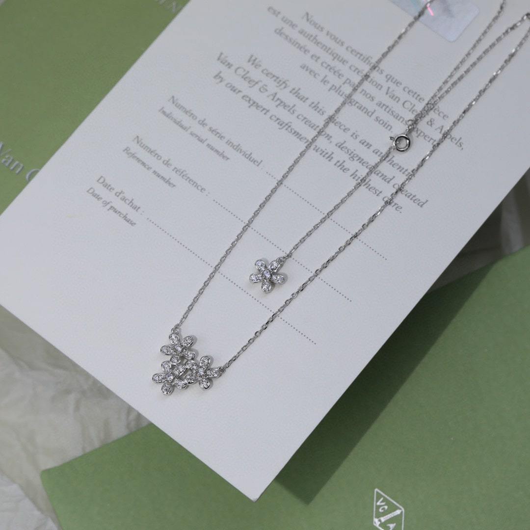 高仿首飾VanCleef&Arpels*RB14900三花鑲鑽吊墜頸鏈