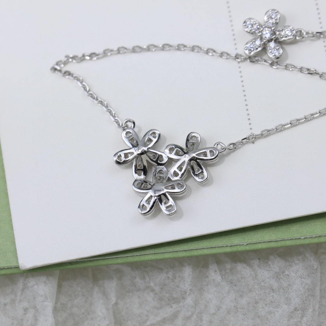 高仿首飾VanCleef&Arpels*RB14900三花鑲鑽吊墜頸鏈