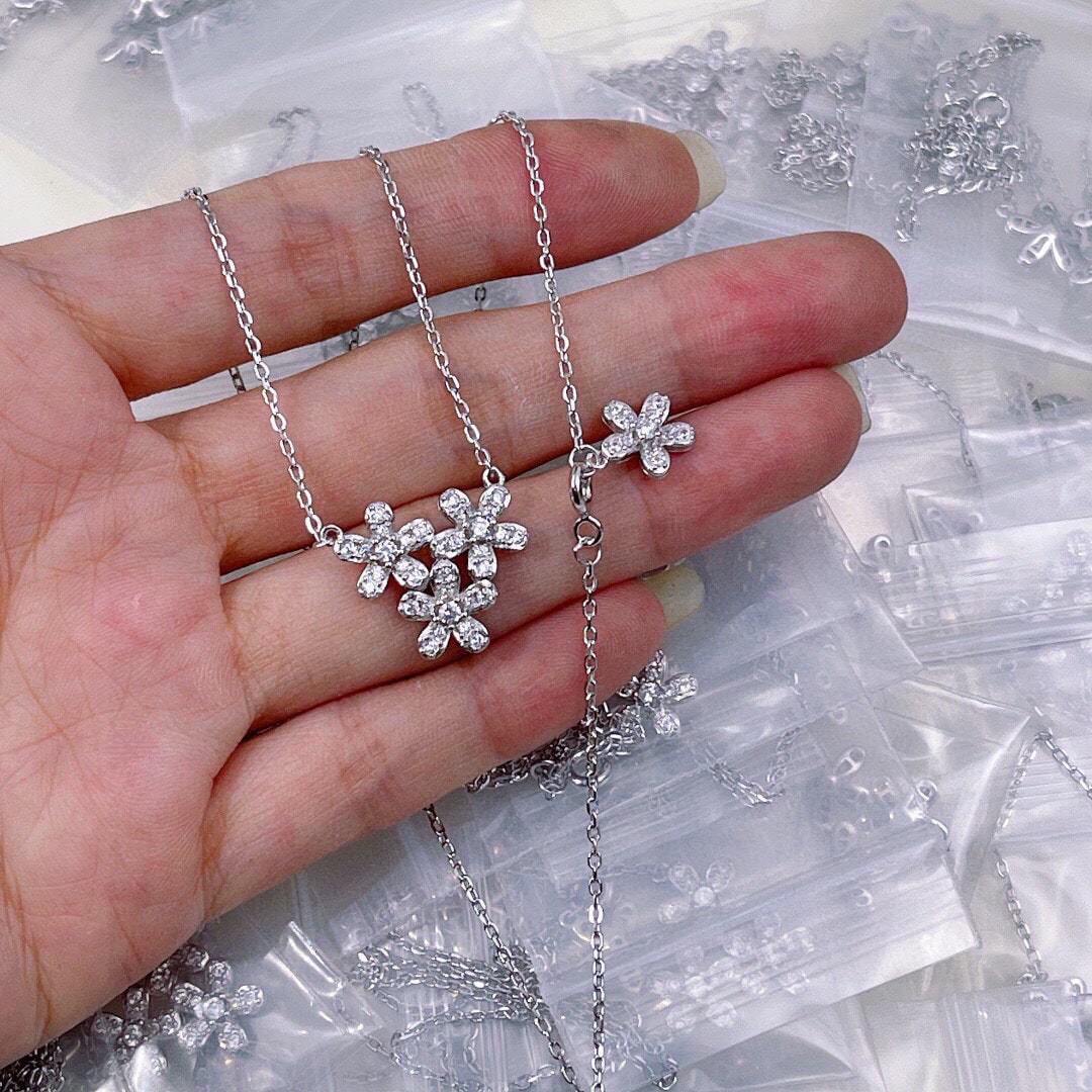 高仿首飾VanCleef&Arpels*RB14900三花鑲鑽吊墜頸鏈