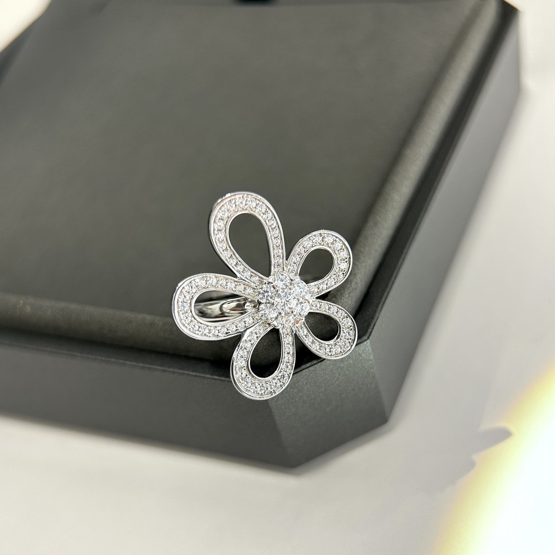 高仿首飾VanCleef&Arpels*RP05300鑲嵌花朵戒指白金款