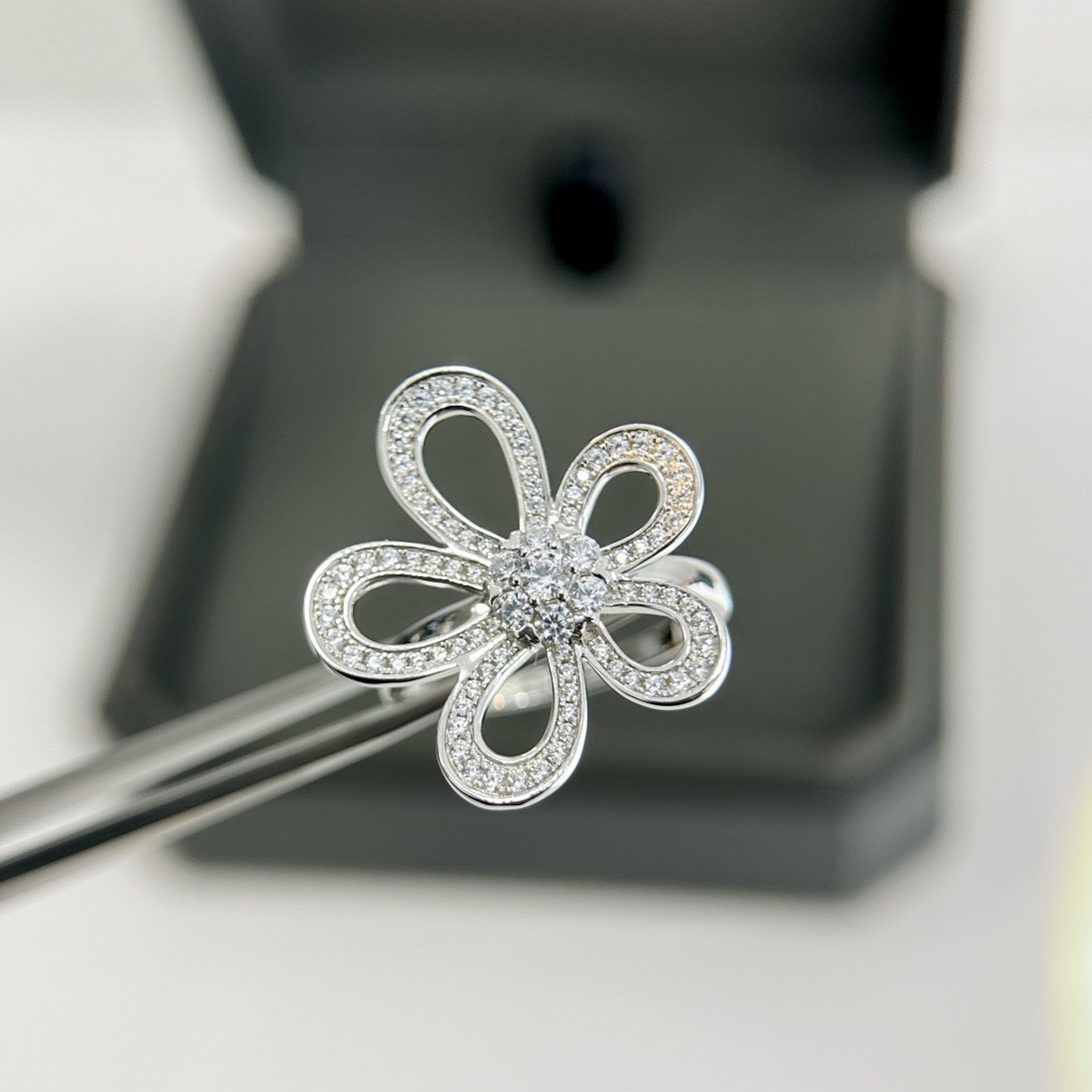 高仿首飾VanCleef&Arpels*RP05300鑲嵌花朵戒指白金款