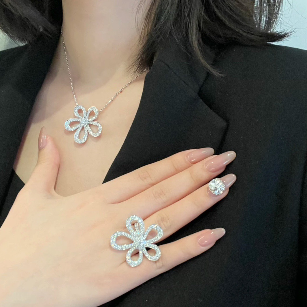 高仿首飾VanCleef&Arpels*RP05300鑲嵌花朵戒指白金款