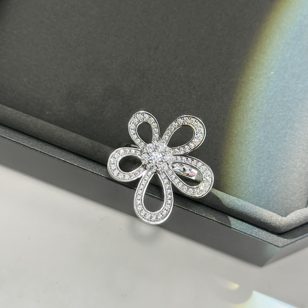 高仿首飾VanCleef&Arpels*RP05300鑲嵌花朵戒指白金款