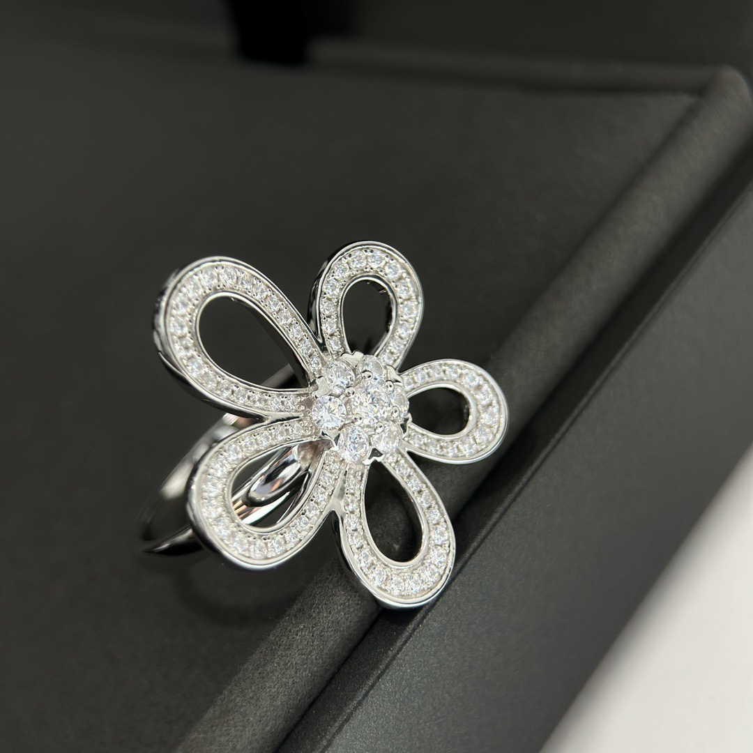 高仿首飾VanCleef&Arpels*RP05300鑲嵌花朵戒指白金款
