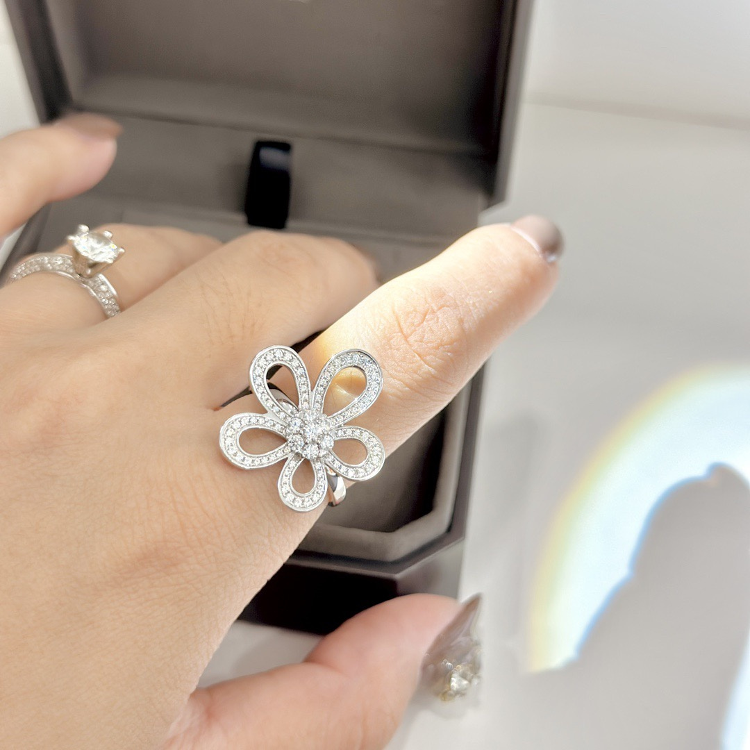 高仿首飾VanCleef&Arpels*RP05300鑲嵌花朵戒指白金款