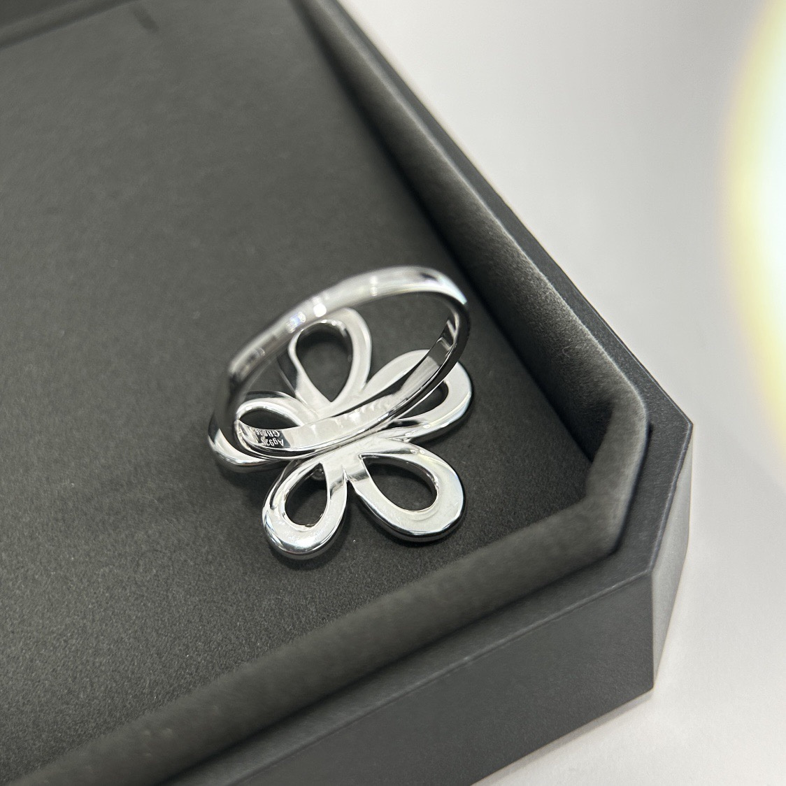 高仿首飾VanCleef&Arpels*RP05300鑲嵌花朵戒指白金款