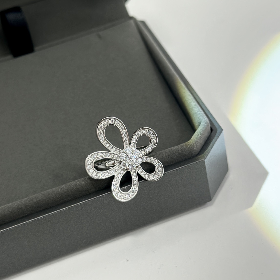 高仿首飾VanCleef&Arpels*RP05300鑲嵌花朵戒指白金款