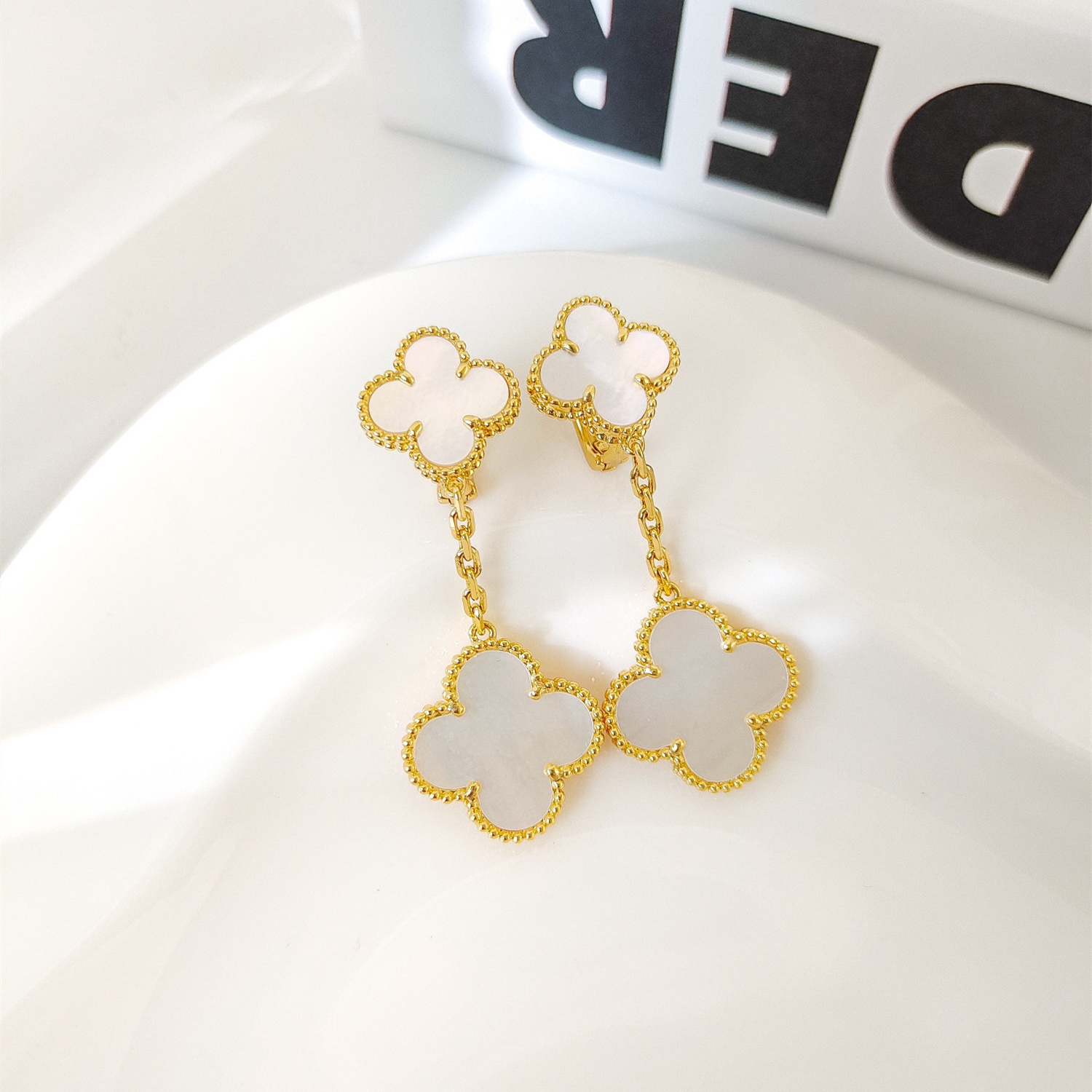 高仿首飾VanCleef&Arpels*RD78800四葉草吊墜白貝母耳釘黃金款