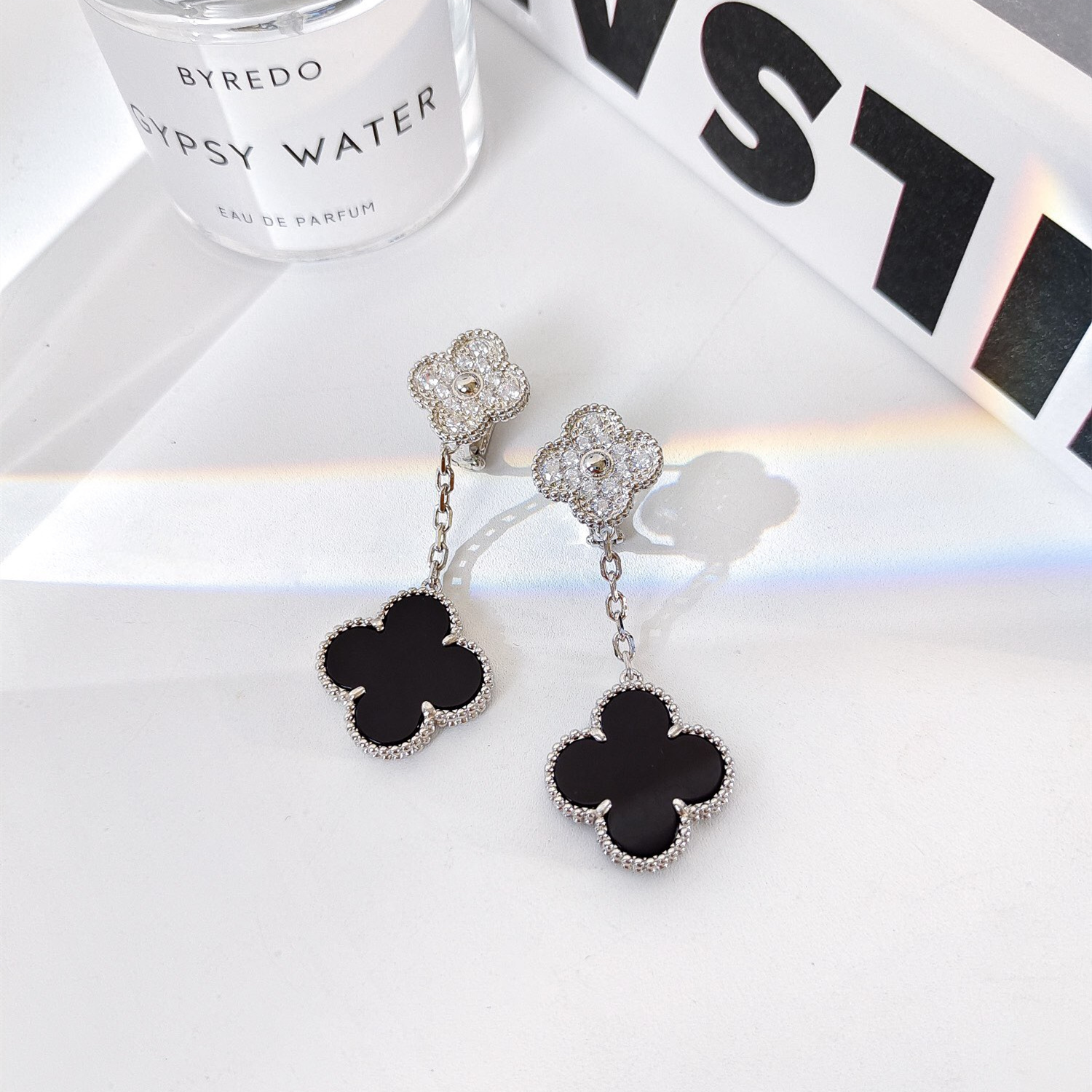 高仿首飾VanCleef&Arpels*RP2RA00鑲鑽吊墜黑瑪瑙耳釘白金款