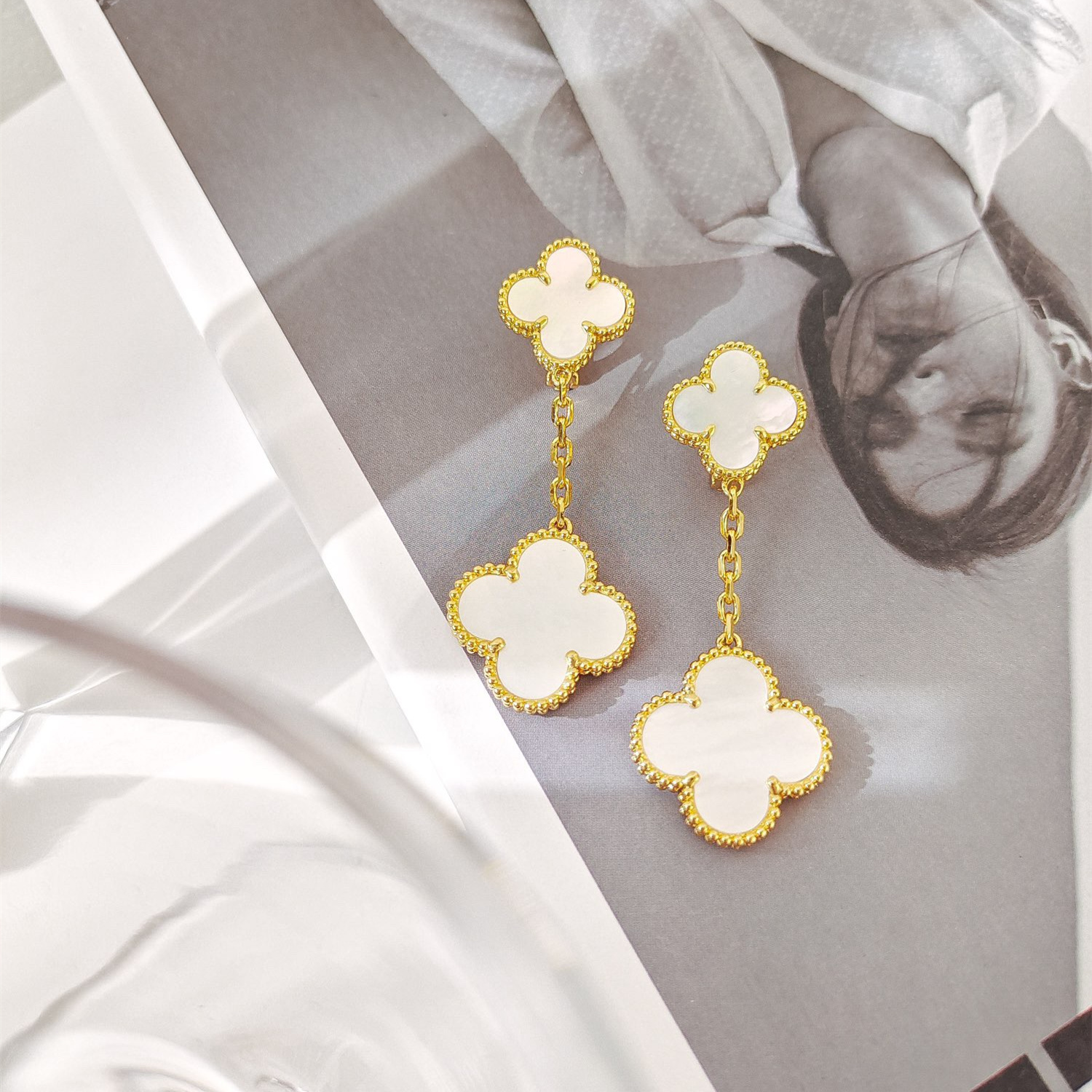 高仿首飾VanCleef&Arpels*RD78800四葉草吊墜白貝母耳釘黃金款