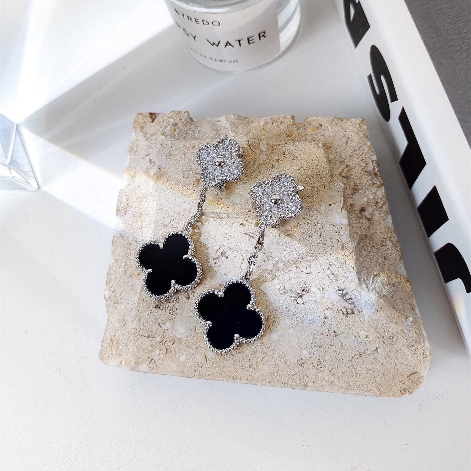 高仿首飾VanCleef&Arpels*RP2RA00鑲鑽吊墜黑瑪瑙耳釘白金款