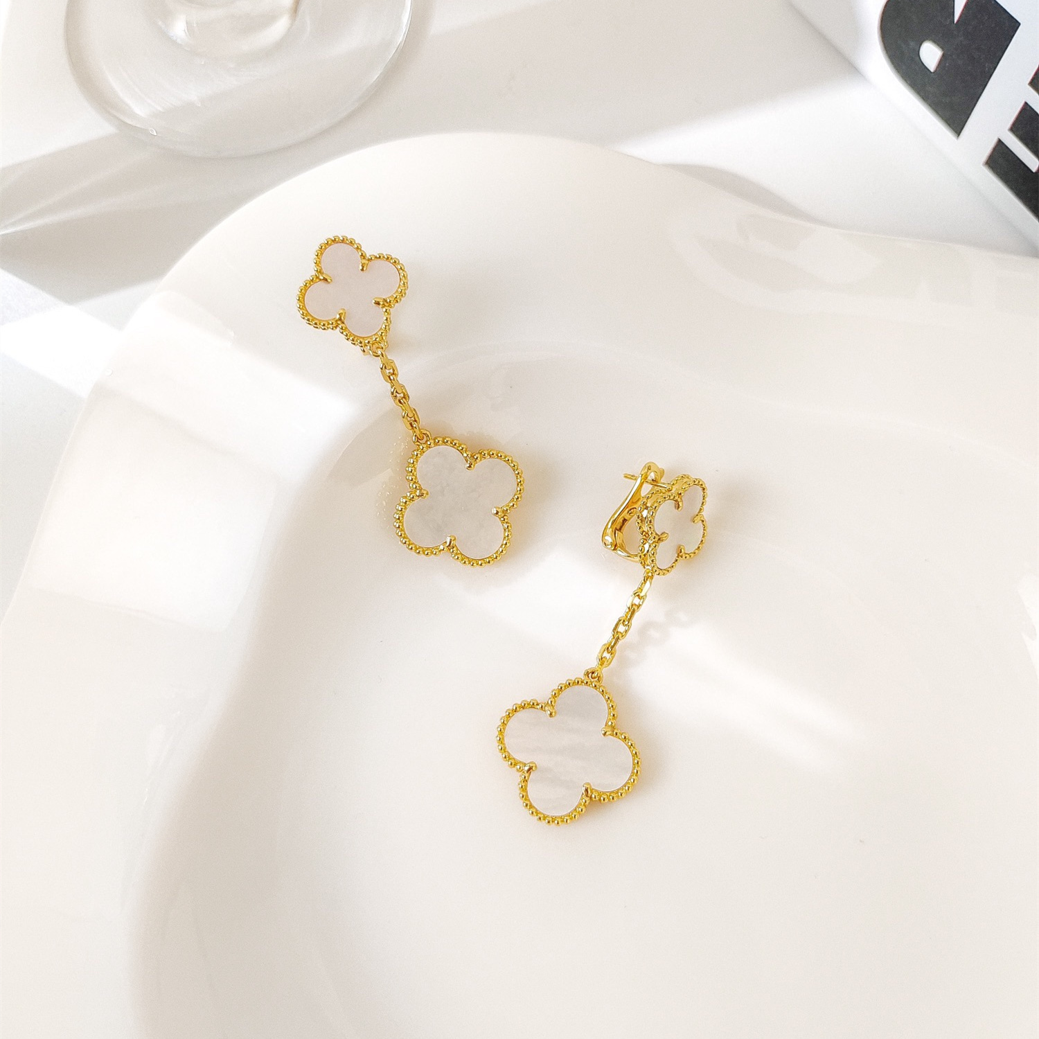 高仿首飾VanCleef&Arpels*RD78800四葉草吊墜白貝母耳釘黃金款