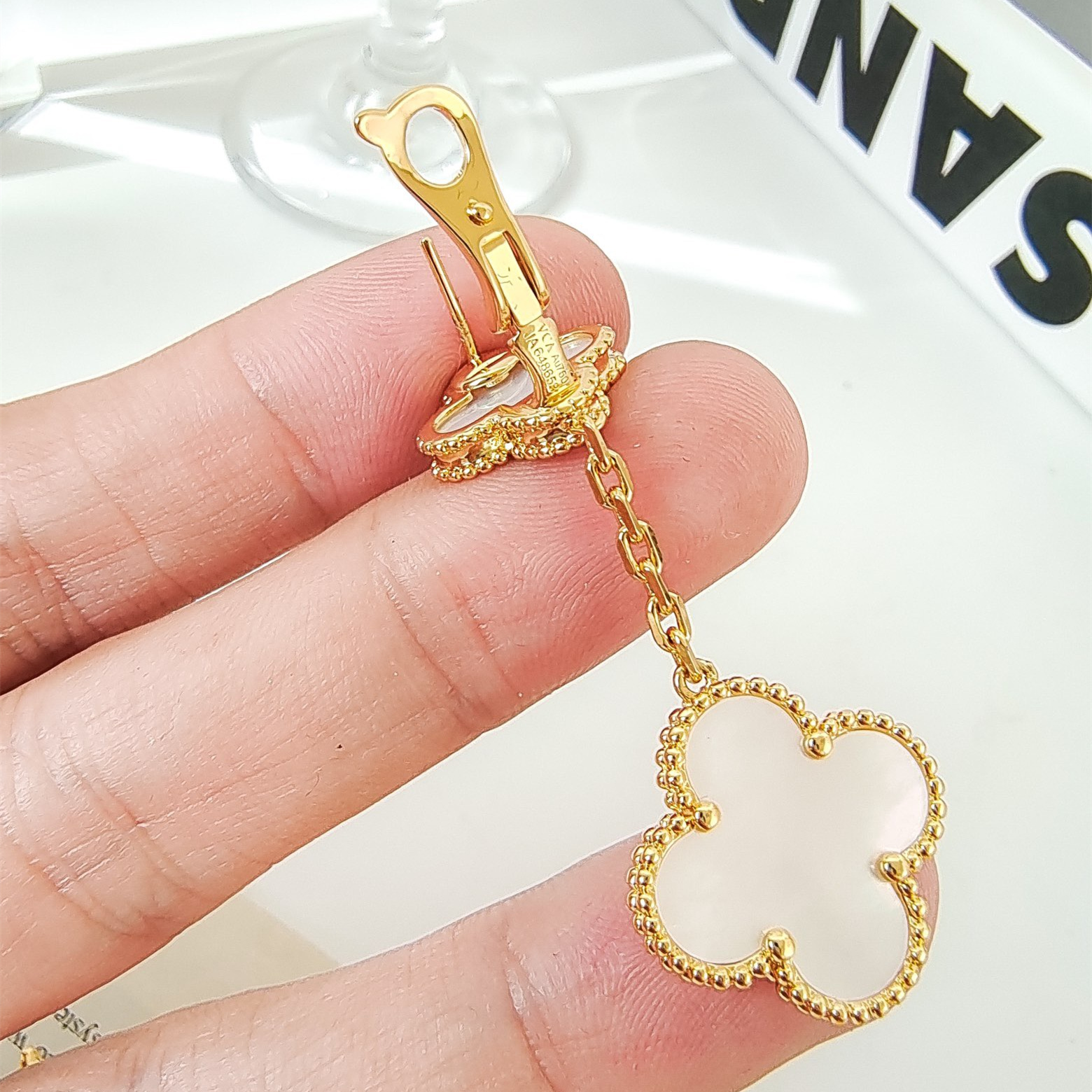 高仿首飾VanCleef&Arpels*RD78800四葉草吊墜白貝母耳釘黃金款