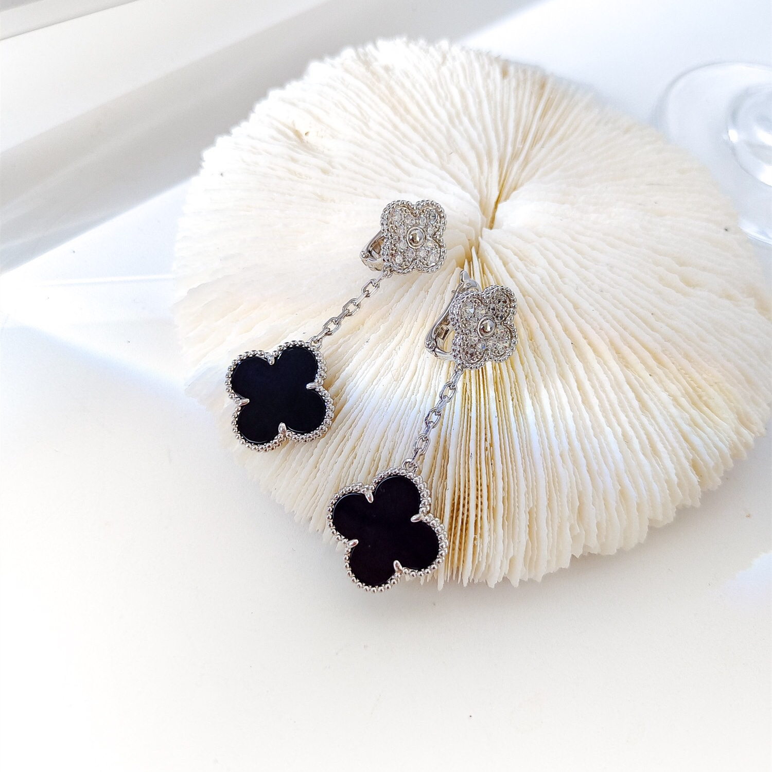 高仿首飾VanCleef&Arpels*RP2RA00鑲鑽吊墜黑瑪瑙耳釘白金款