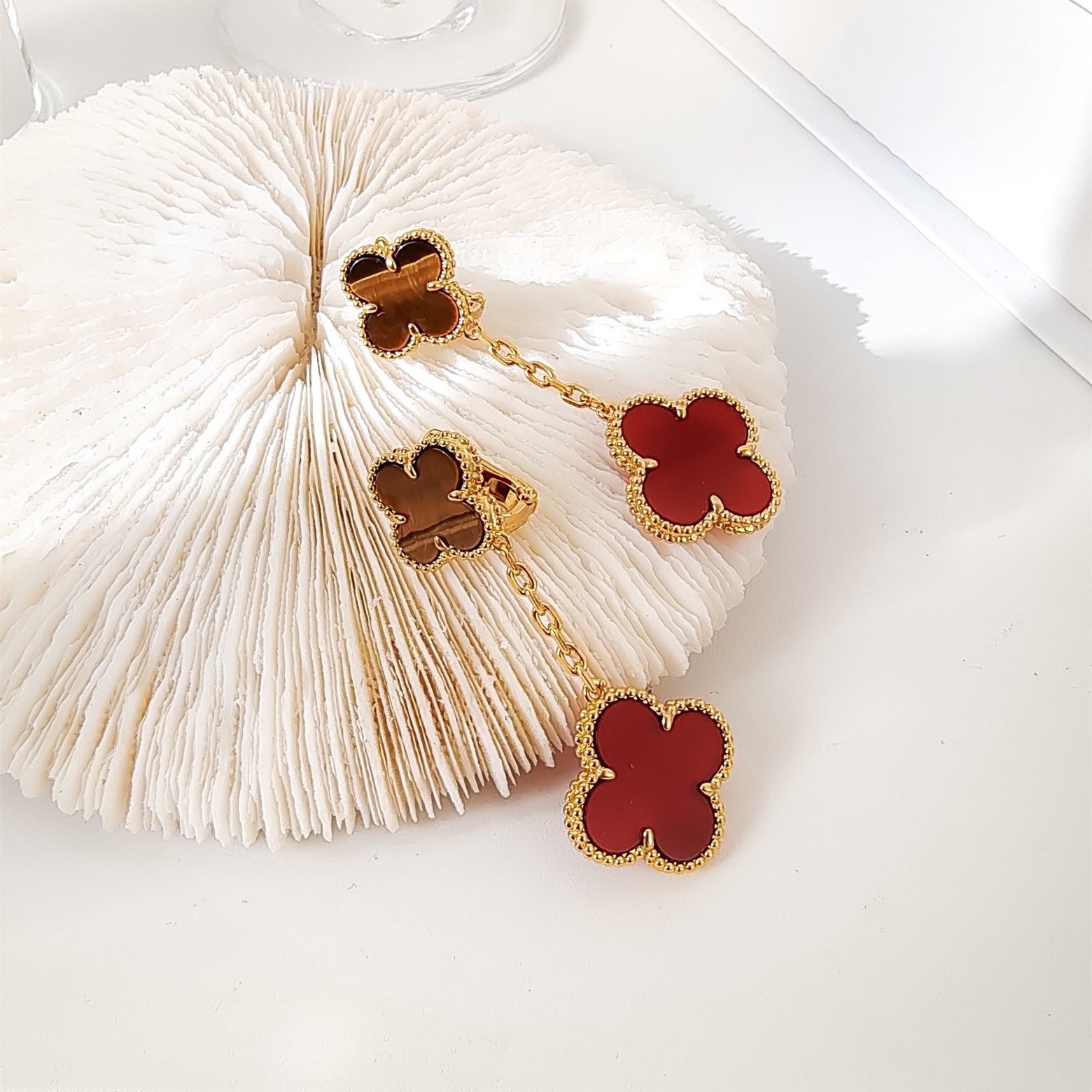 高仿首飾VanCleef&Arpels*RN5JR00鑲鑽吊墜虎眼石耳釘黃金款