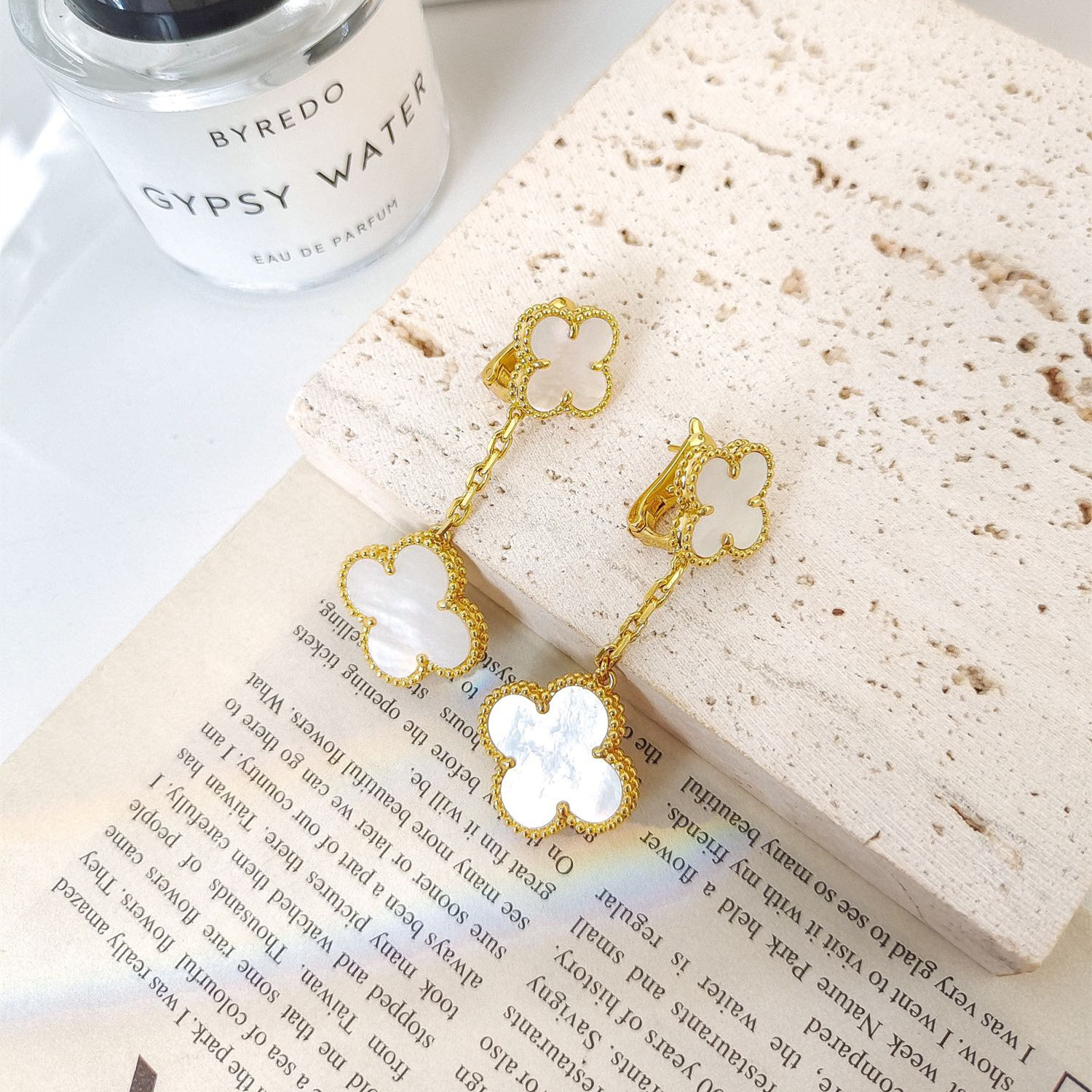 高仿首飾VanCleef&Arpels*RD78800四葉草吊墜白貝母耳釘黃金款