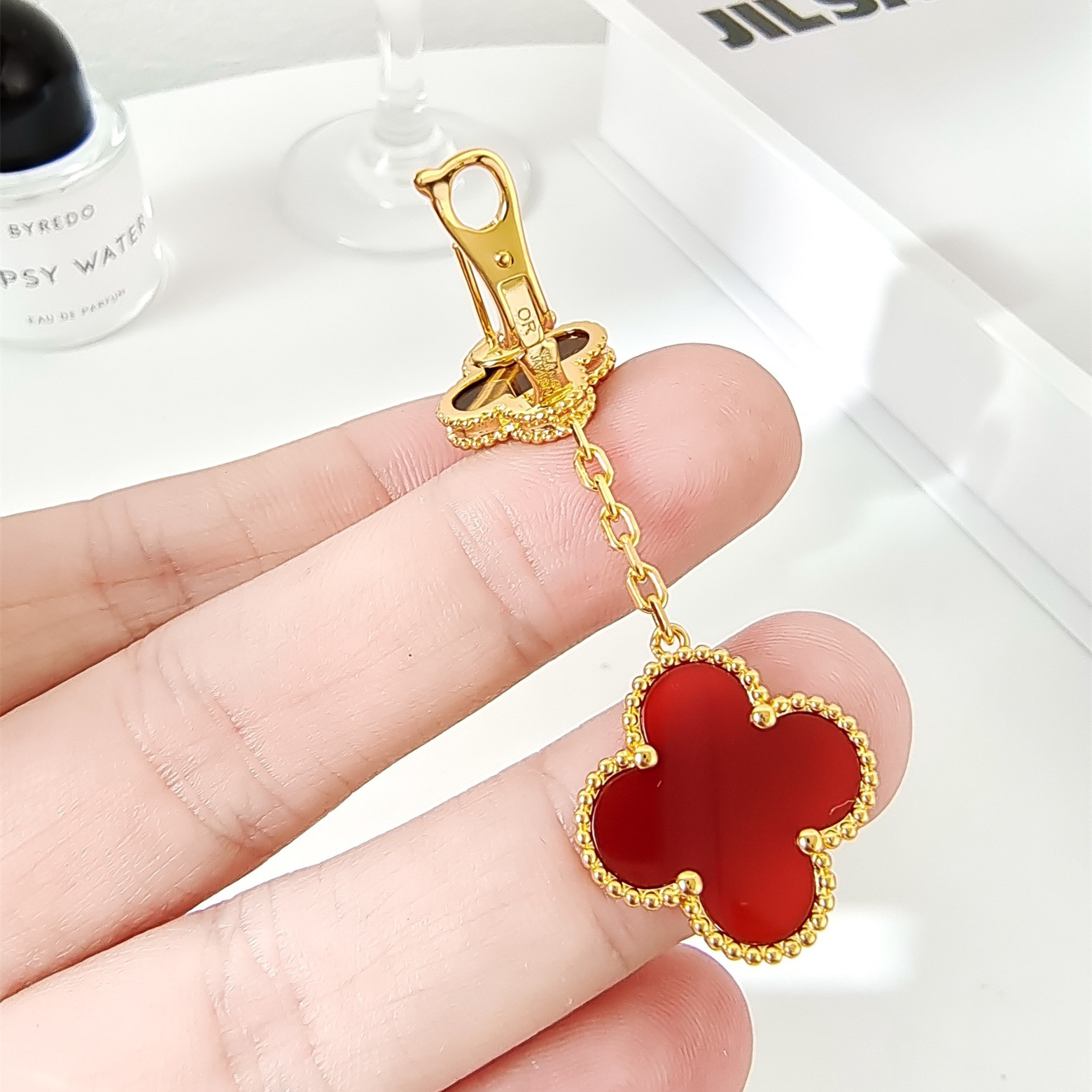 高仿首飾VanCleef&Arpels*RN5JR00鑲鑽吊墜虎眼石耳釘黃金款