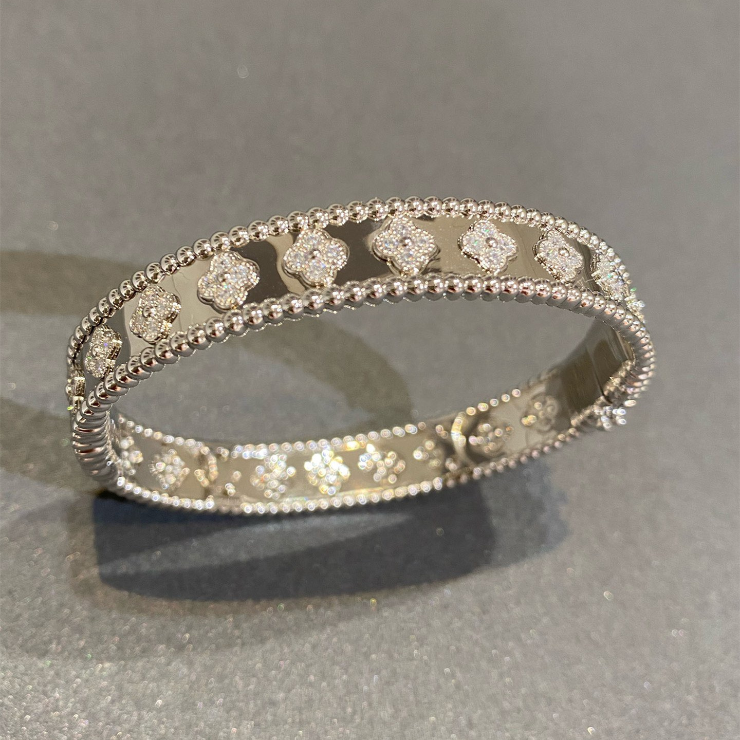 高仿首飾VanCleef&Arpels*RN9ES00萬花筒手鐲寬版白金款