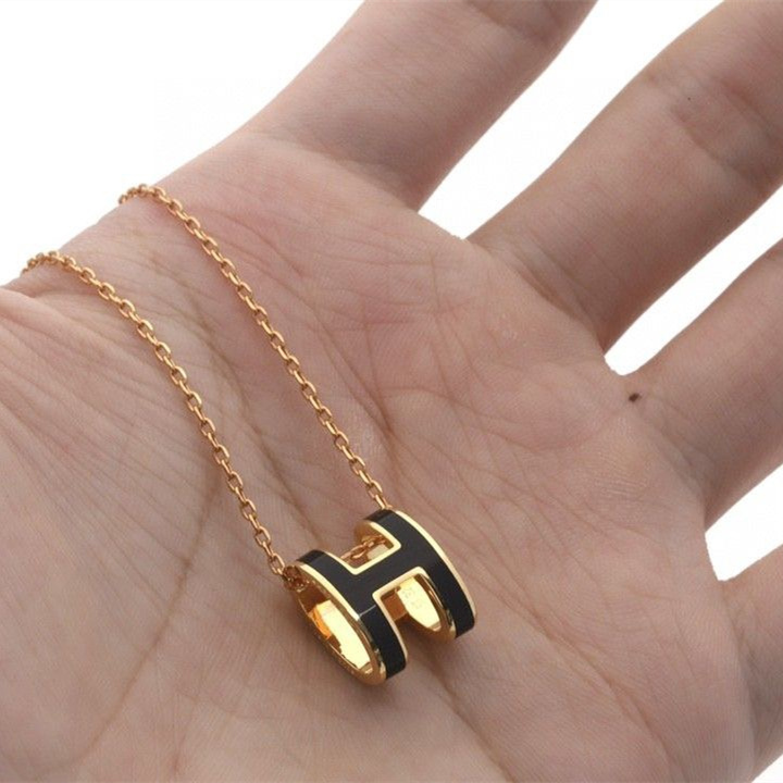 高仿Hermes*POPH系列H147992FO03玫瑰金吊墜頸鏈小號黑色