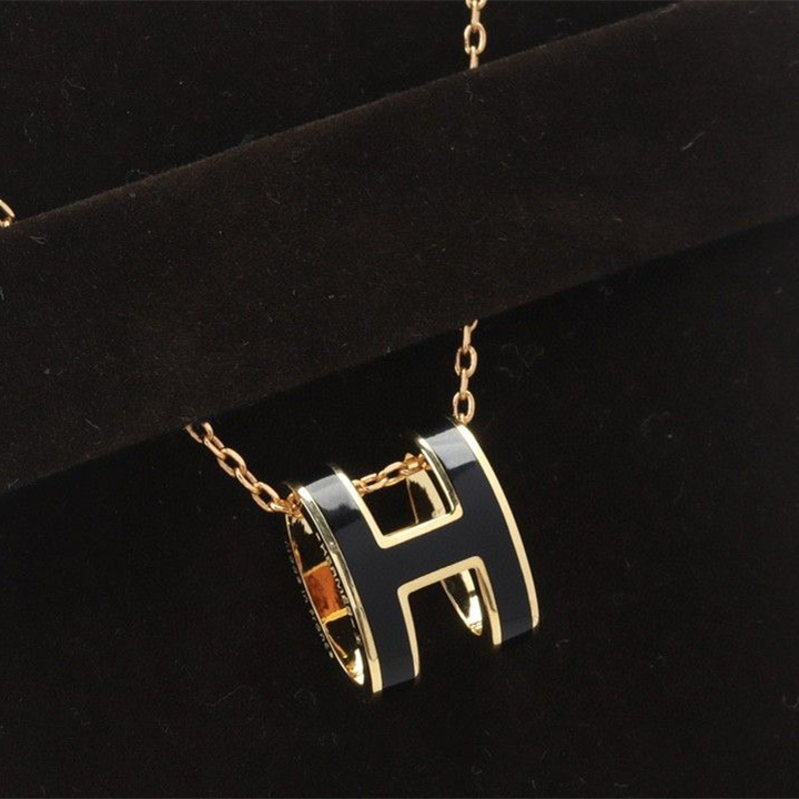 高仿Hermes*POPH系列H147992FO03玫瑰金吊墜頸鏈小號黑色