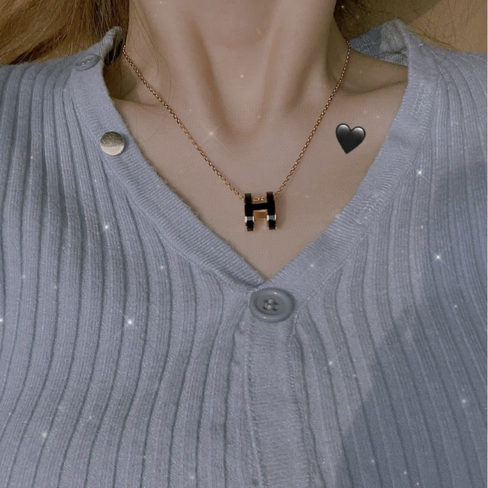 高仿Hermes*POPH系列H147992FO03玫瑰金吊墜頸鏈小號黑色
