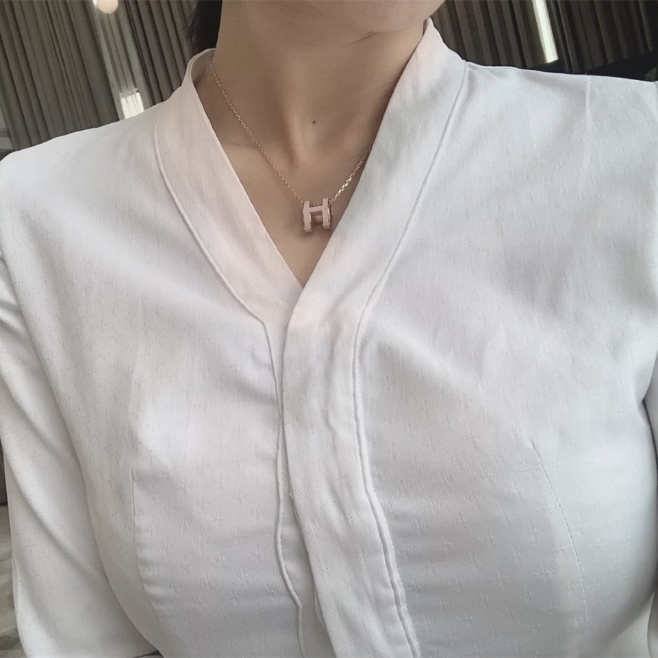 高仿Hermes*POPH系列H147992FO55玫瑰金吊墜頸鏈小號奶茶色