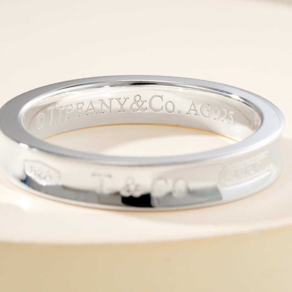 高仿Tiffany&CO蒂芙尼1837系列22993771字母圖案窄型銀戒指