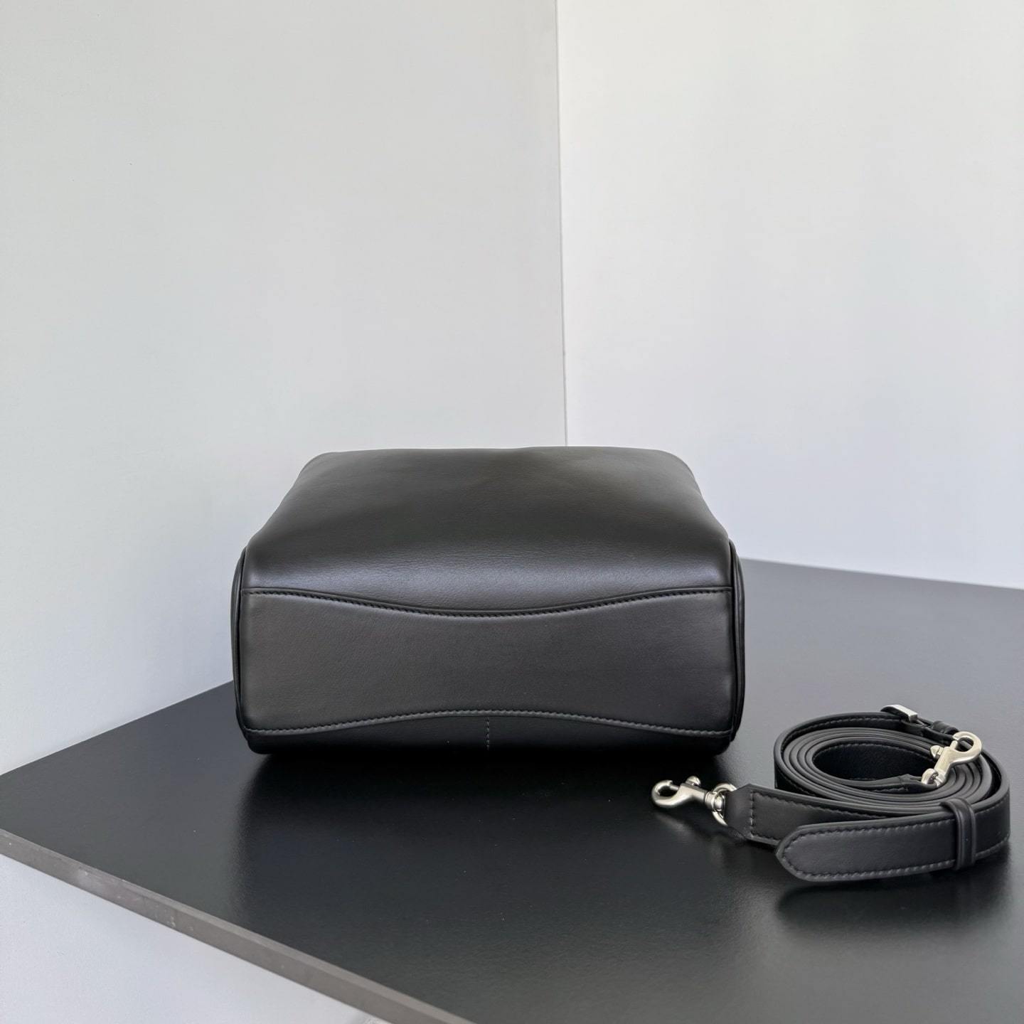高仿Balenciaga*Rodeo系列U1000小牛皮相機包黑色銀扣免檢版