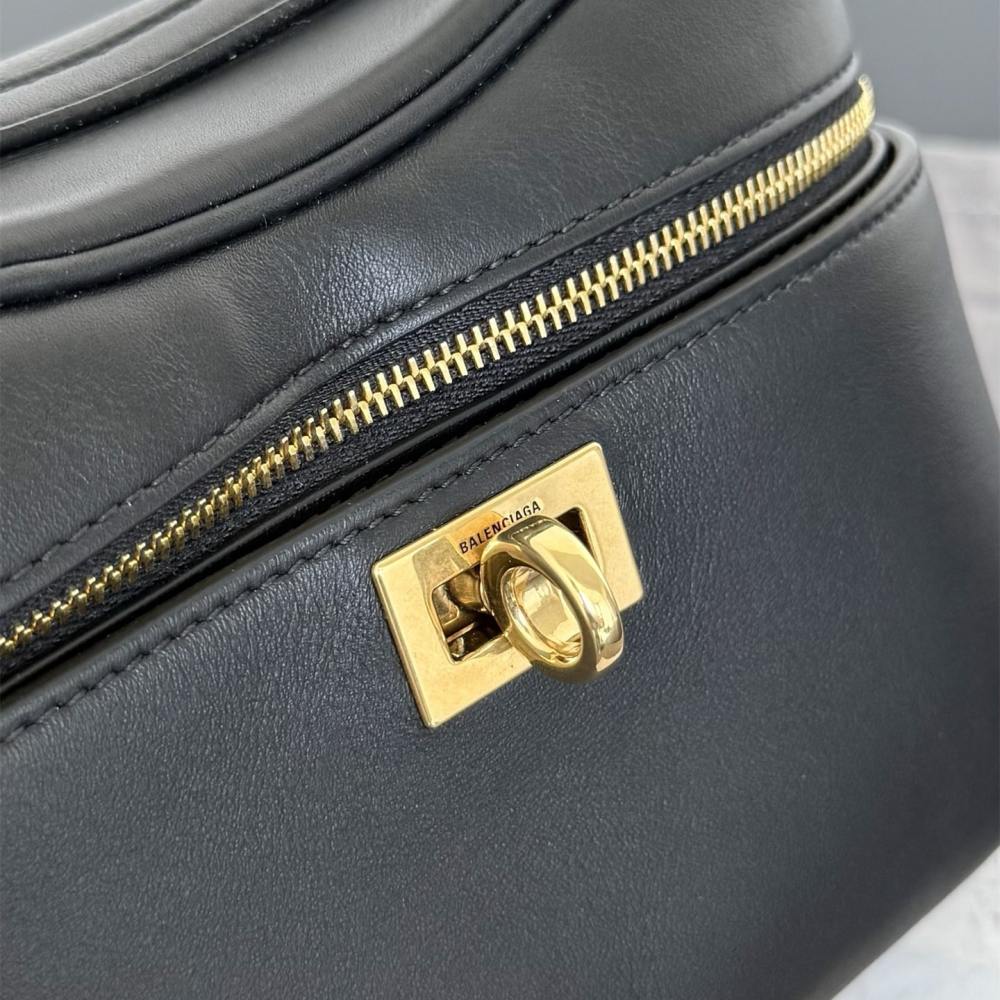 高仿Balenciaga*Rodeo系列V1000小牛皮盒子包黑色金扣免檢版